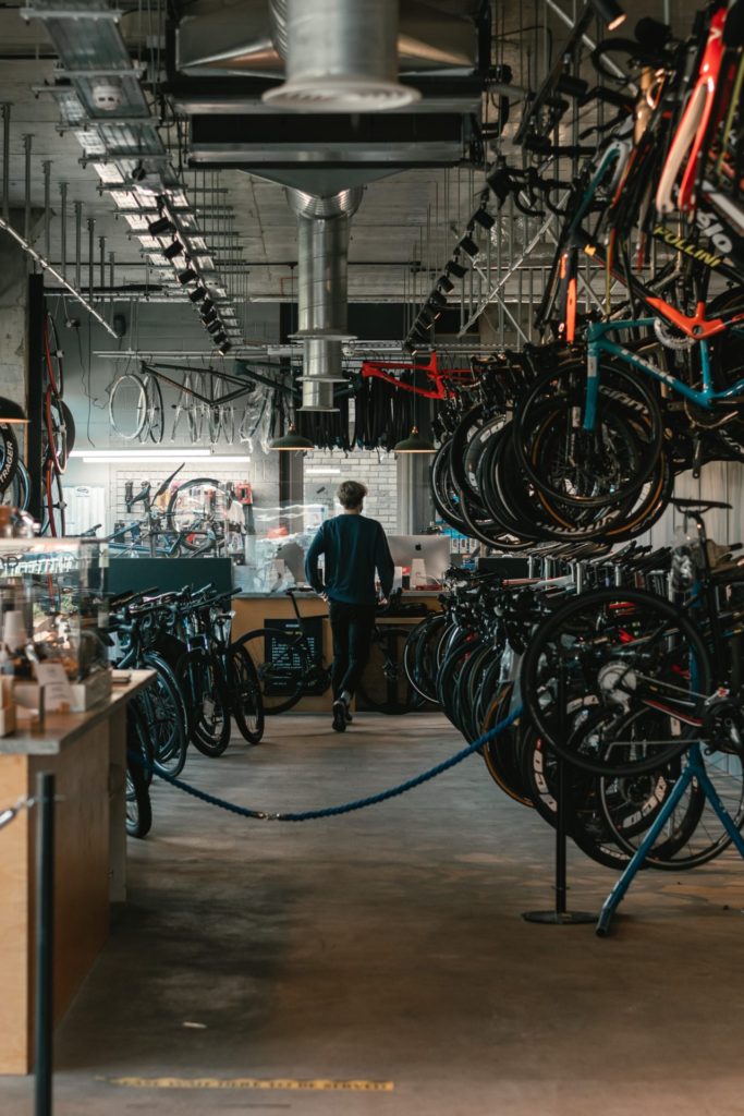 自転車店の中のイメージ