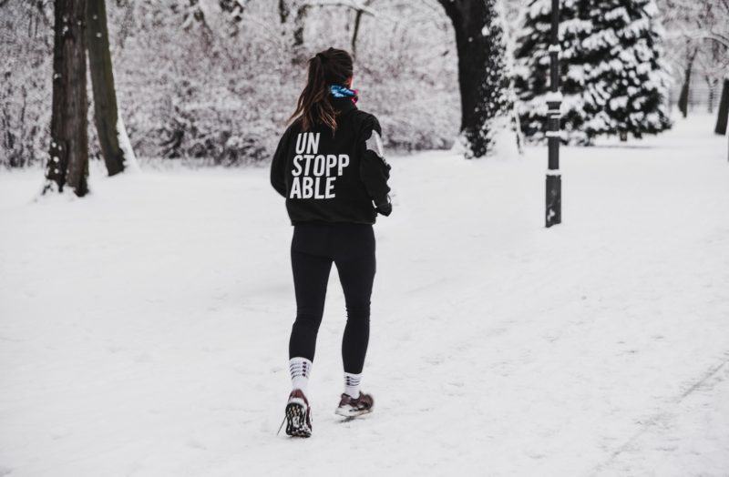 雪道を走る女性の画像